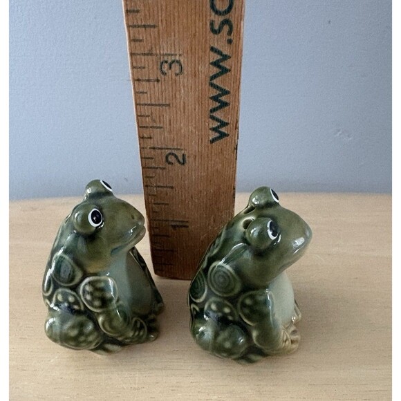 Green Frog Salt and Pepper Shakers Ceramic Sitting Has Stoppers MCM NEW - Picture 6 of 8